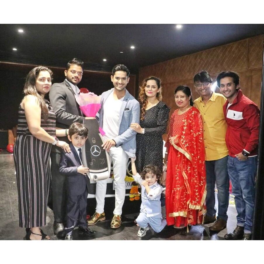 यावेळेसचे काही फोटो मंदारने चाहत्यांसोबत शेअर केले आहे. या फोटोमध्ये तो आपल्या कुटुंबातील सदस्यांसोबत दिसत आहे. 