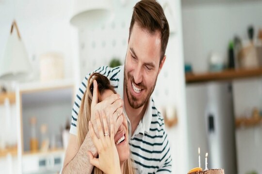 नवऱ्यांनो Wife's birthday नीट लक्षात ठेवा; चुकूनही विसरलात तर खावी लागेल जेलची हवा