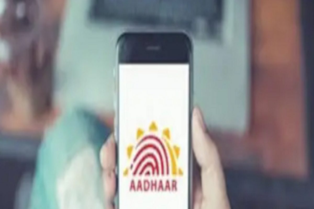 Aadhaar Card हरवलंय? घरबसल्या अशी डाउनलोड करा ई-कॉपी