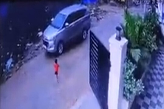 दुर्दैवी! बापाच्या कारखालीच चिरडून चिमुकल्या लेकाचा अंत; हृदय पिळवटून टाकणारा Live video