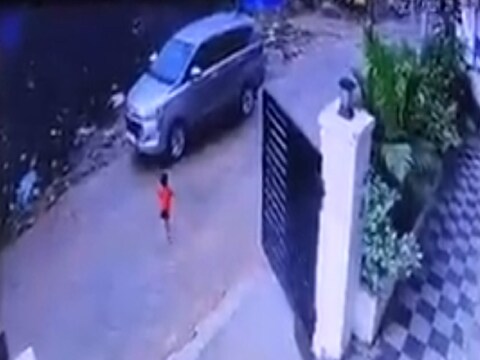 वडिलांनी नकळत आपल्याच लेकांच्या अंगावर चढवली कार.