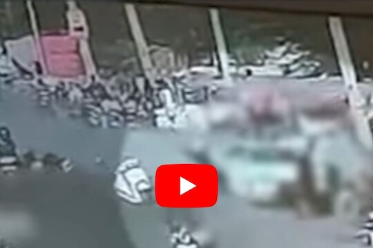 Shocking Video : ऑडीचा हाहाकार, दुचाकींना उडवित झोपडपट्टीमध्ये शिरली भरधाव कार