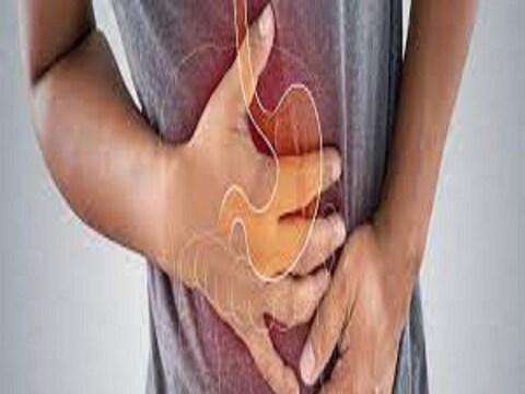 दिवाळी फराळातील पदार्थांमुळे आम्लपित्त (acidity), पोट फुगणे आणि बद्धकोष्ठता (constipation) यासारख्या समस्या अधिकच वाढू शकतात. तुम्हालाही सणासुदीच्या काळात असे काही त्रास होत असतील तर त्यावर पाच मार्गांनी मात करता येईल.