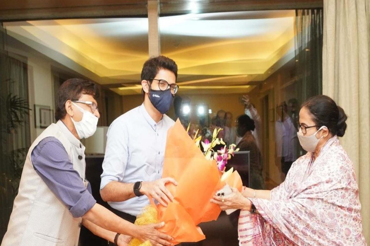 आदित्य ठाकरे आणि शिवसेना नेते संजय राऊत यांची ट्रायडंट हाँटेलमध्ये जाऊन ममतादीदींची सदिच्छा भेट घेतली.