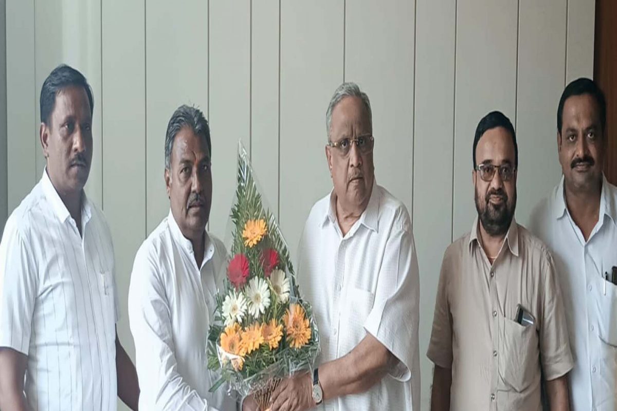 विशेष म्हणजे, भाजपचे खासदार डॉ.सुभाष भामरे यांचे बंधू सुरेश रामराव पाटील यांचा महाविकास आघाडीचे शरद पाटील यांनी पराभव केला.