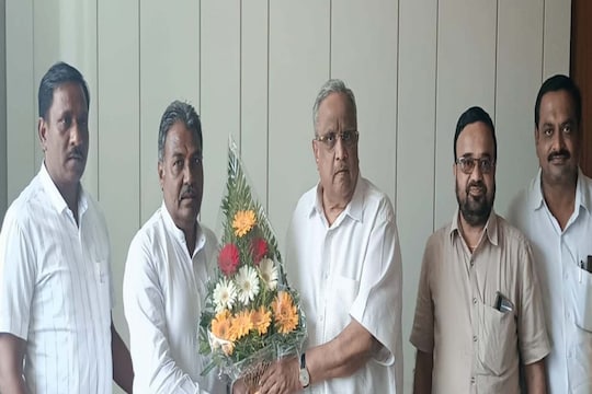 विशेष म्हणजे, भाजपचे खासदार डॉ.सुभाष भामरे यांचे बंधू सुरेश रामराव पाटील यांचा महाविकास आघाडीचे शरद पाटील यांनी पराभव केला.