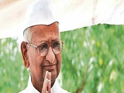 ज्येष्ठ समाजसेवक अण्णा हजारे (Anna Hazare) यांची प्रकृती खालावल्याने त्यांना पुण्याच्या रुबी हॉस्पिटलमध्ये दाखल करण्यात आल्याची माहिती समोर आली आहे. 