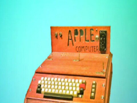 या कंप्यूटरची खास बाब म्हणजे हा कंप्यूटर को-फाउंडर स्टीव्ह जॉब्स (Steve Jobs) यांनी आणि स्टीव्ह वॉजनिएक (Steve Wozniak) यांनी आपल्या हातांनी बनवला होता.