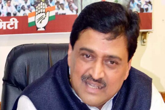 

सार्वजनिक बांधकाम मंत्री अशोक चव्हाण यांना कोरोनाची लागण झाल्याची माहिती समोर आली आहे.