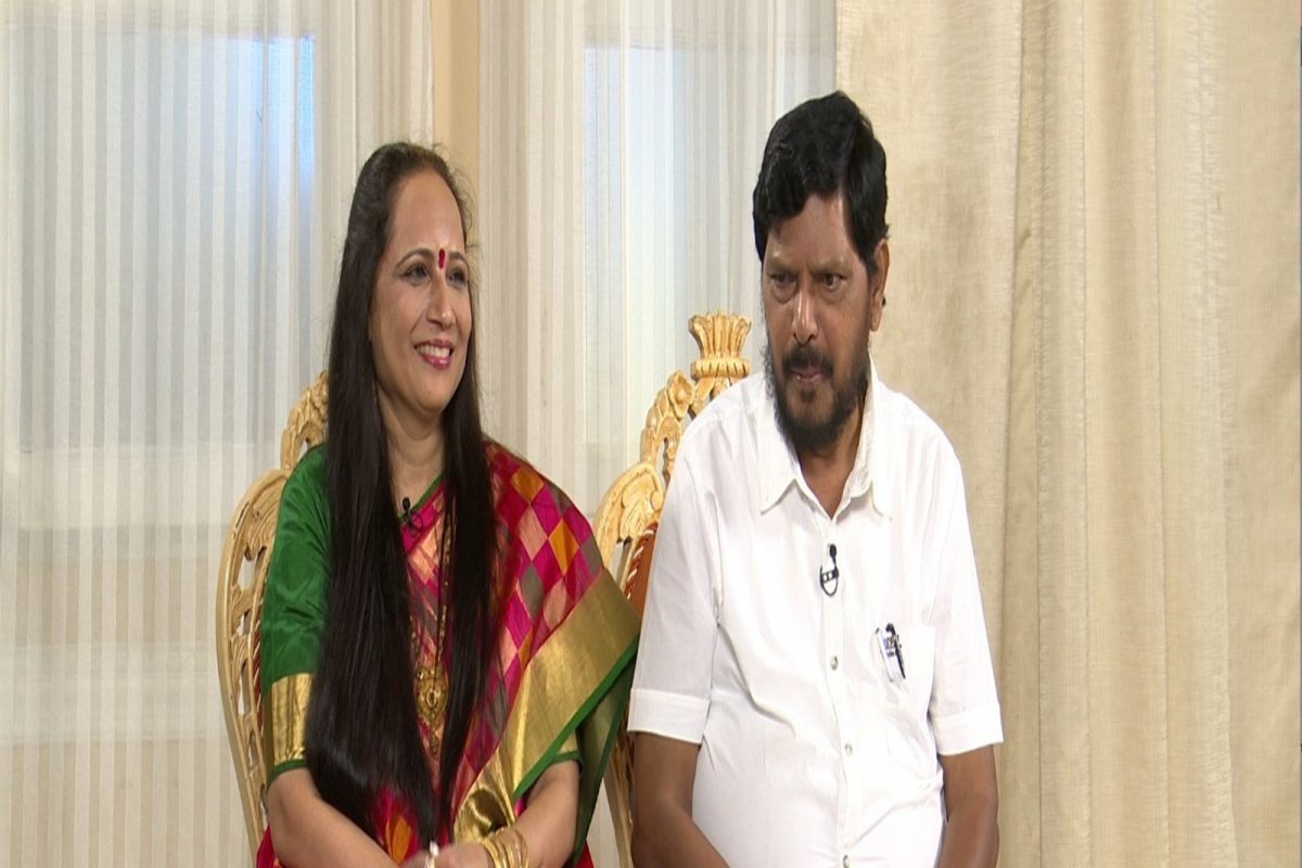 VIDEO : बांदेकर भावोजींसमोर रामदास आठवलेंचा 'होम मिनिस्टर'साठी मजेदार उखाणा