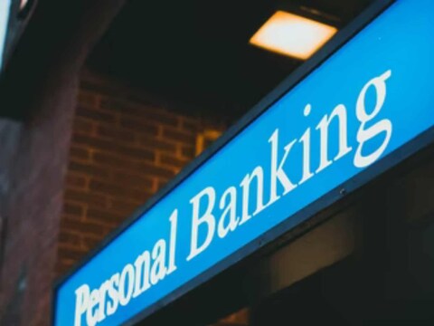 बँकांमध्ये (Bank) अकाउंटचे बरेच प्रकार असतात. मात्र, सेव्हिंग अकाउंट (savings account) आणि करंट अकाउंट (current account) या दोन प्रकारांविषयी तुम्हाला माहिती असणे फायदेशीर आहे. 
