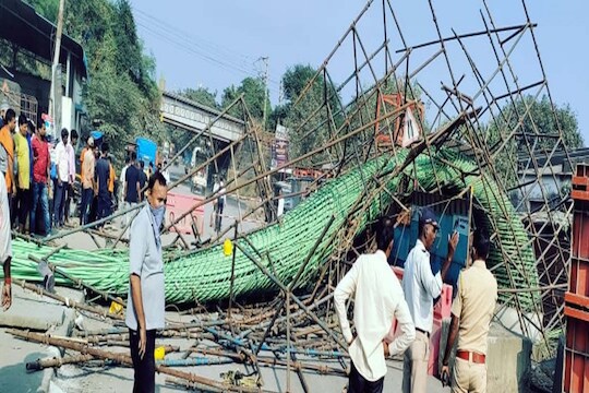  लोखंडी सांगडा हा थेट रस्त्यावर येऊन आदळला. या अपघातात 5 कामगार जखमी झाले असून तीन कामगारांना गंभीर दुखापत झाली आहे.