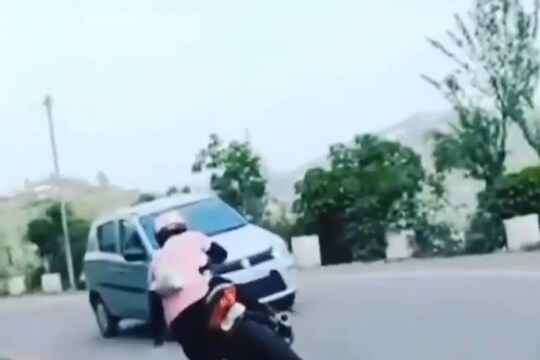 Blind turn वर तरुणाने सुसाट पळवली Bike आणि...; VIDEO पाहून भरेल धडकी