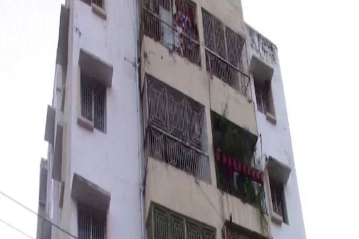 इमारतीच्या सहाव्या मजल्यावरून पडून लहान मुलाचा मृत्यू; गृह प्रवेशाच्या दिवशीच घडली दुर्घटना