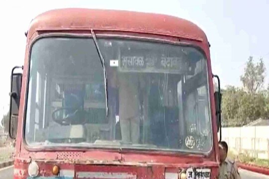 एसटी रस्त्यावर धावली, पण गदारोळांची मालिका, जळगावात दगडफेक, उस्मानाबादमध्ये धक्काबुक्की