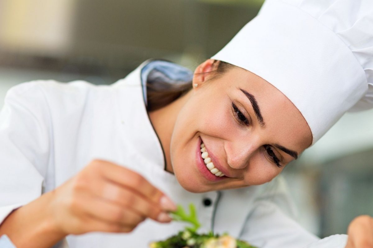 शेफ होण्यासाठी तुम्हाला कामी येणारे कोर्सेस आणि टॉप कॉलेजेस जाणून घ्या