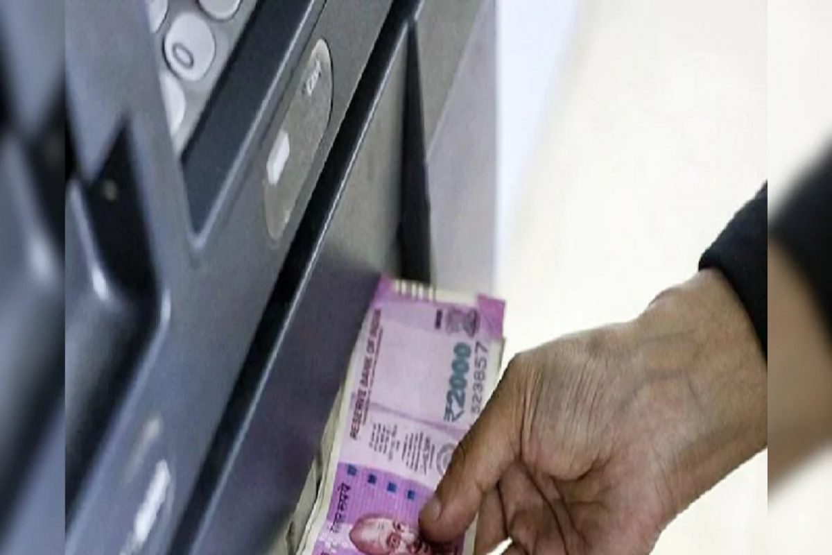 तुमच्या बँकेतल्या अकाउंटचं Cash withdrawal limit किती असतं आणि ते कसं ठरतं?
