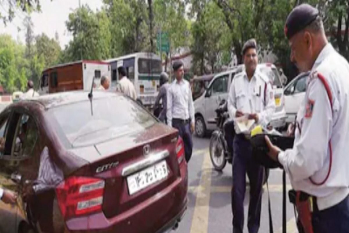 वाहतूक पोलिसांच्या दंडात्मक कारवाईपासून बचाव करेल Google Maps चं 'हे' फीचर