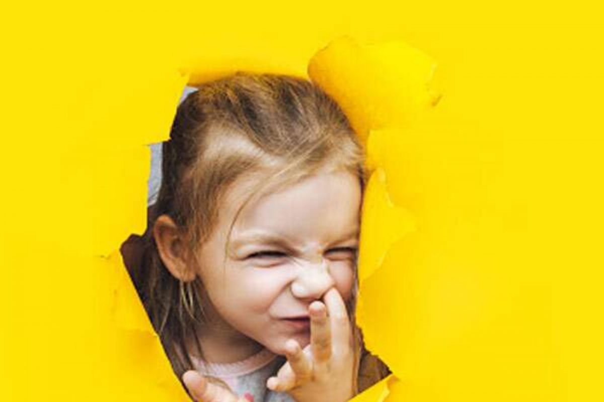 तुमचं मूल वारंवार नाकात बोट घालतं का? सवय सोडण्याचे 5 सोपे उपाय