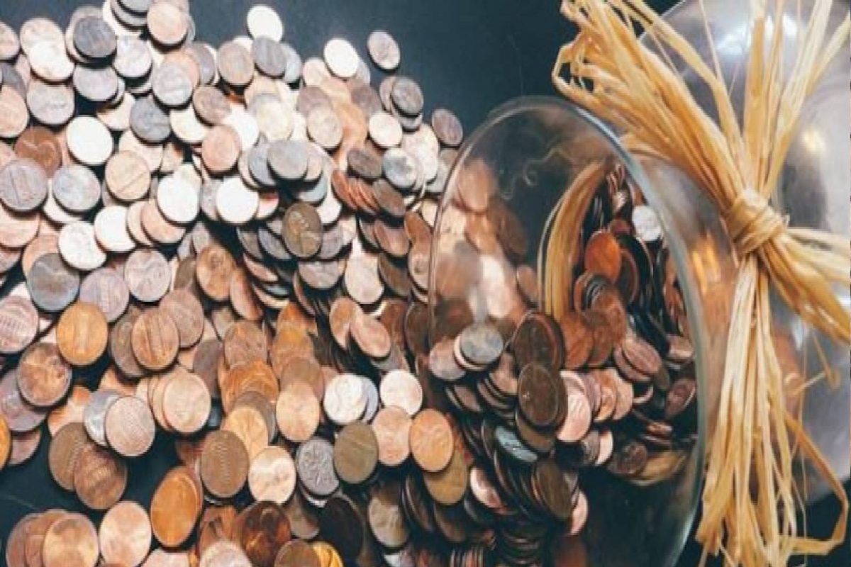 मुलाचं स्वप्न पूर्ण करण्यासाठी आईने सुरू केलं भलतंच काम; हजारो नाणी घेऊन स्कूटी खरेदीसाठी पोहोचला तरुण