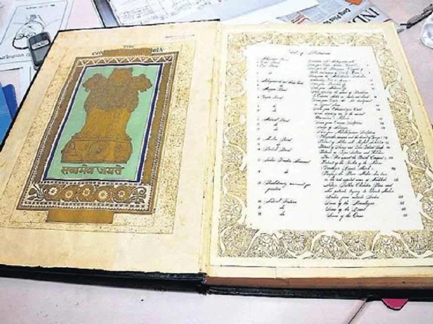 भारतीय संविधान काळ्या शाईने लिहिलेले आहे. शाईचे ऑक्सिडायझेशन होते, म्हणजेच लिखित शाईचा रंग कालांतराने फिका पडू लागतो, त्यामुळे याला खर्या अर्थाने आर्द्रतेची गरज असते. संविधानाच्या प्रतीसाठी प्रति घनमीटर 50 ग्रॅम आर्द्रता आवश्यक आहे. म्हणून, हवाबंद कक्ष अशा प्रकारे तयार केला गेला की त्यात आर्द्रतेचे विशिष्ट प्रमाण राखले जाईल.