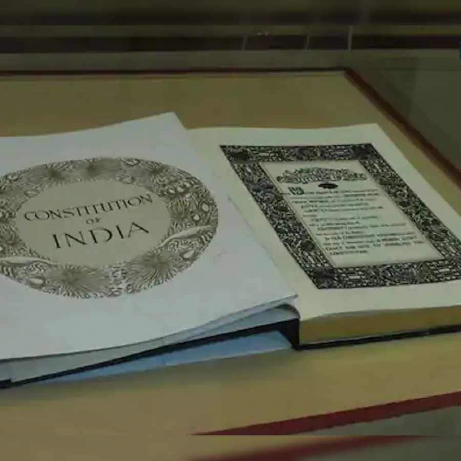 26 नोव्हेंबर 1949 रोजी भारतीय राज्यघटनेची मूळ प्रत हिंदी आणि इंग्रजीमध्ये मंजूर करण्यात आली. ती हस्तलिखित होती. 72 वर्षांनंतरही ती सुरक्षित आहे. ते नेहमी सुरक्षित असावेत, म्हणून त्यांना संसदेच्या ग्रंथालयातील हेलियम वायूने भरलेल्या चेंबरमध्ये ठेवण्यात आले आहे.