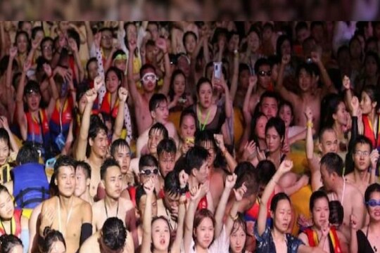 धक्कादायक! स्वत: पालकच आपल्या मुलांना पाठवत आहेत कोरोना पार्टीत कारण...