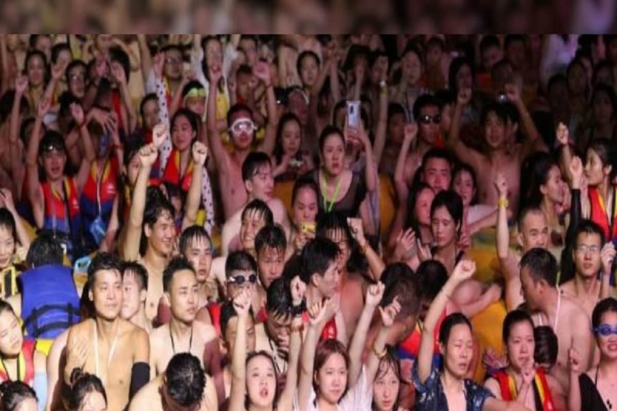 धक्कादायक! स्वत: पालकच आपल्या मुलांना पाठवत आहेत कोरोना पार्टीत कारण...