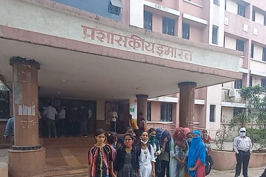 Akola News : वैद्यकीय महाविद्यालयात प्रवेशाच्या नावाखाली शेकडो विद्यार्थ्यांची फसवणूक
