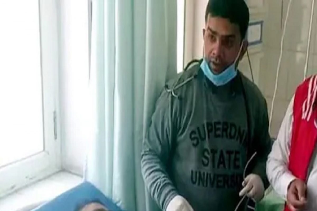 Dead man alive : बापरे! रात्रभर फ्रिजरमध्ये ठेवलेला मृतदेह बाहेर काढताच हलू लागला, डॉक्टरांनाही फुटला घाम; Shocking video viral