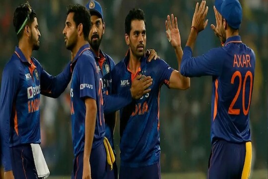 IND vs NZ: बॉलर्स मार खात असताना रोहितचं डोकं चाललं, टीम इंडियाला मिळाला टर्निंग पॉईंट