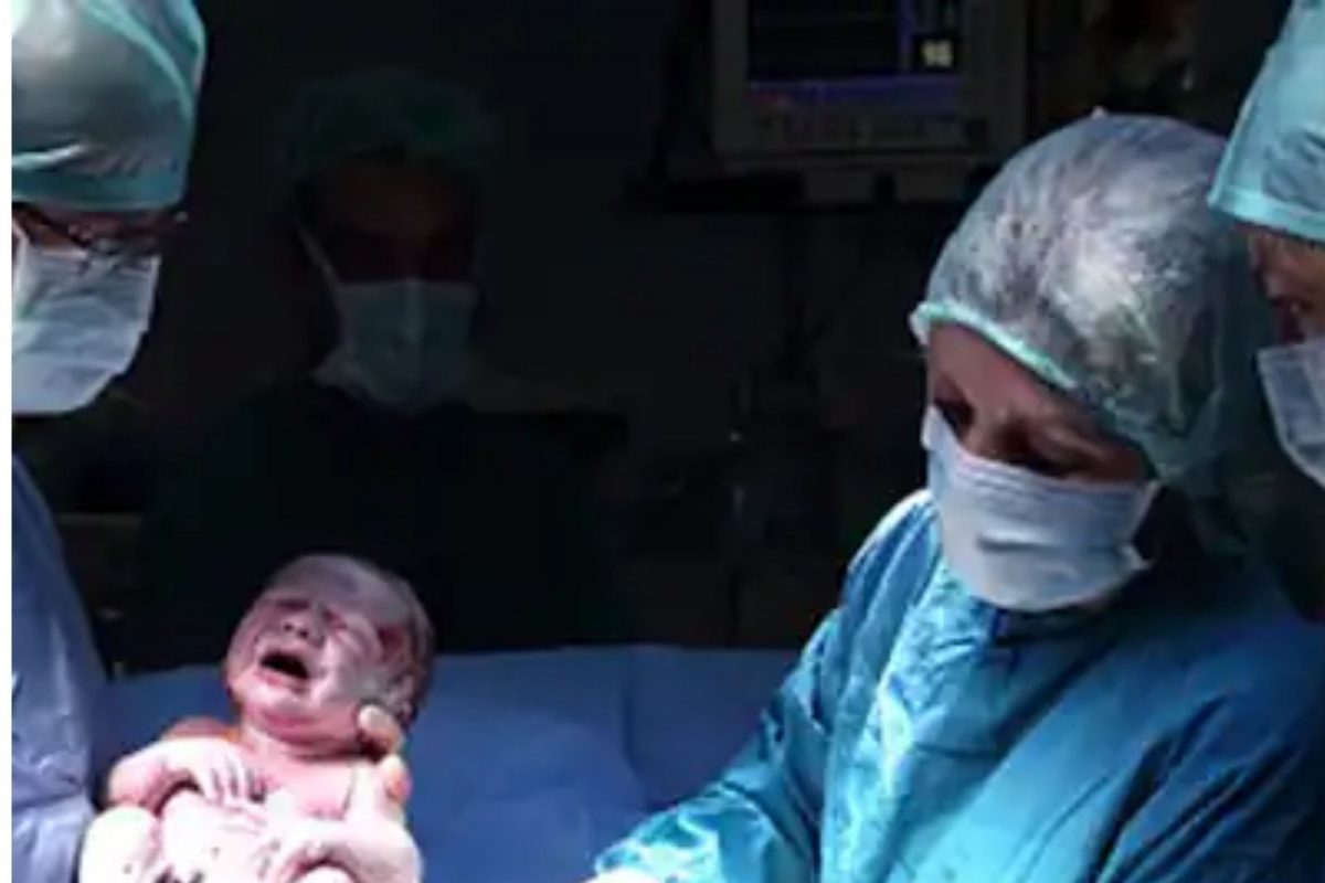 डिलिव्हरीवेळी लेबर रुममध्ये दीरही राहिल हजर; पतीच्या हट्टामुळे पत्नीचा संताप