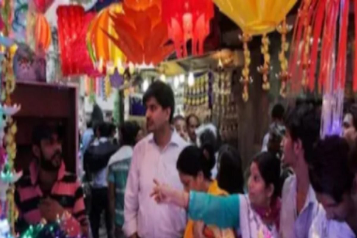 दिवाळीच्या काळातली गर्दी चिंता वाढवणारी; कोरोनाच्या नव्या वेरिएंटमुळे तिसऱ्या लाटेचा धोका