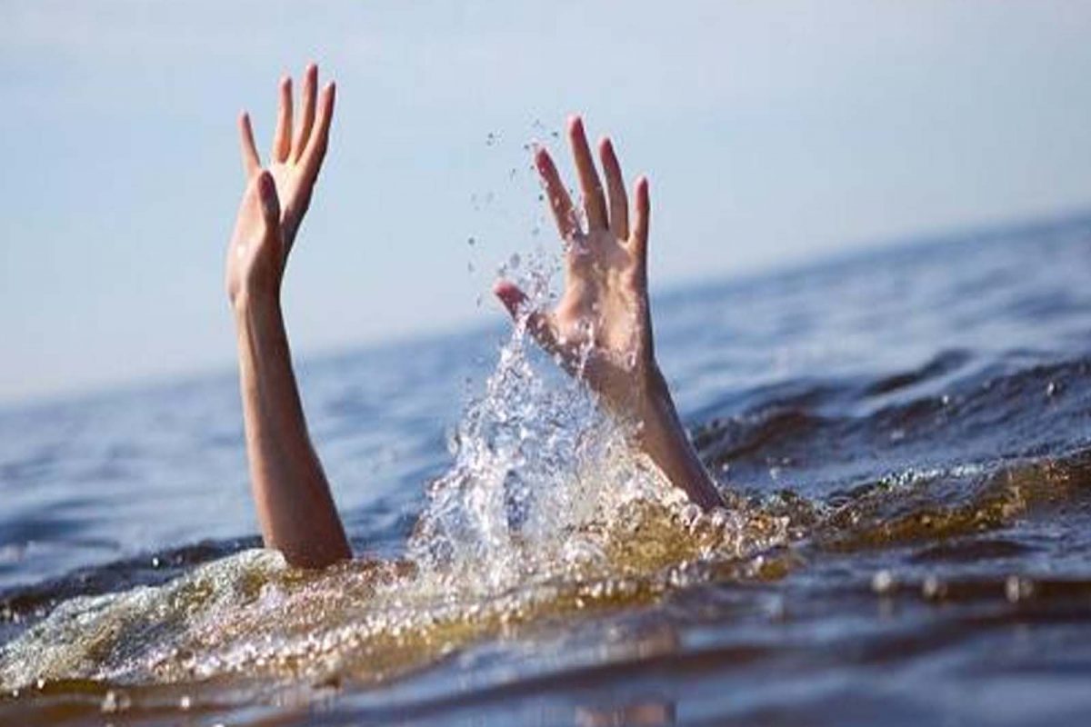 यात 2 मुलं आणि 2 मुलींचा समावेश आहे. या घटनेमुळे परिसरात खळबळ उडाली