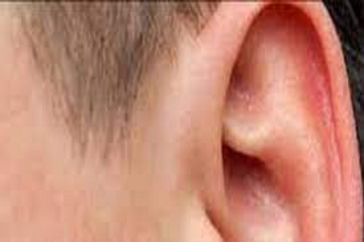 Safe Ear Cleaning: कान स्वच्छ करण्यासाठी चुकूनही वापरू नका बड्स; त्याऐवजी या सोप्या ट्रिक्स वापरा