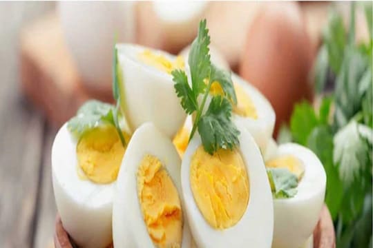 अंडी उकडल्यानंतर पाणी फेकून देता? फायदे जाणून व्हाल आश्चर्यचकीत