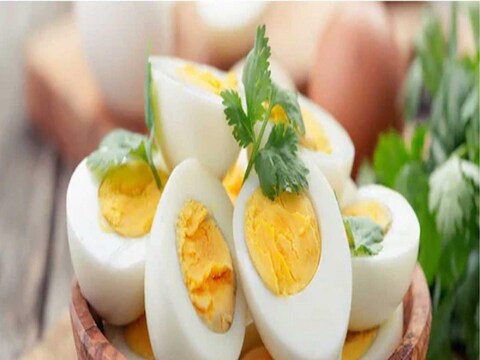 बऱ्याच जणांच्या रोजच्या आहारामध्येही (Daily Diet) अंड्यांचा समावेश असतो; पण अंडी पौष्टिक असली, तरी ठरावीक प्रमाणातच खाणं गरजेचं आहे. कोणतीही गोष्ट प्रमाणापेक्षा जास्त खाल्ली, की त्याचा शरीरावर वाईट परिणाम होतोच. 