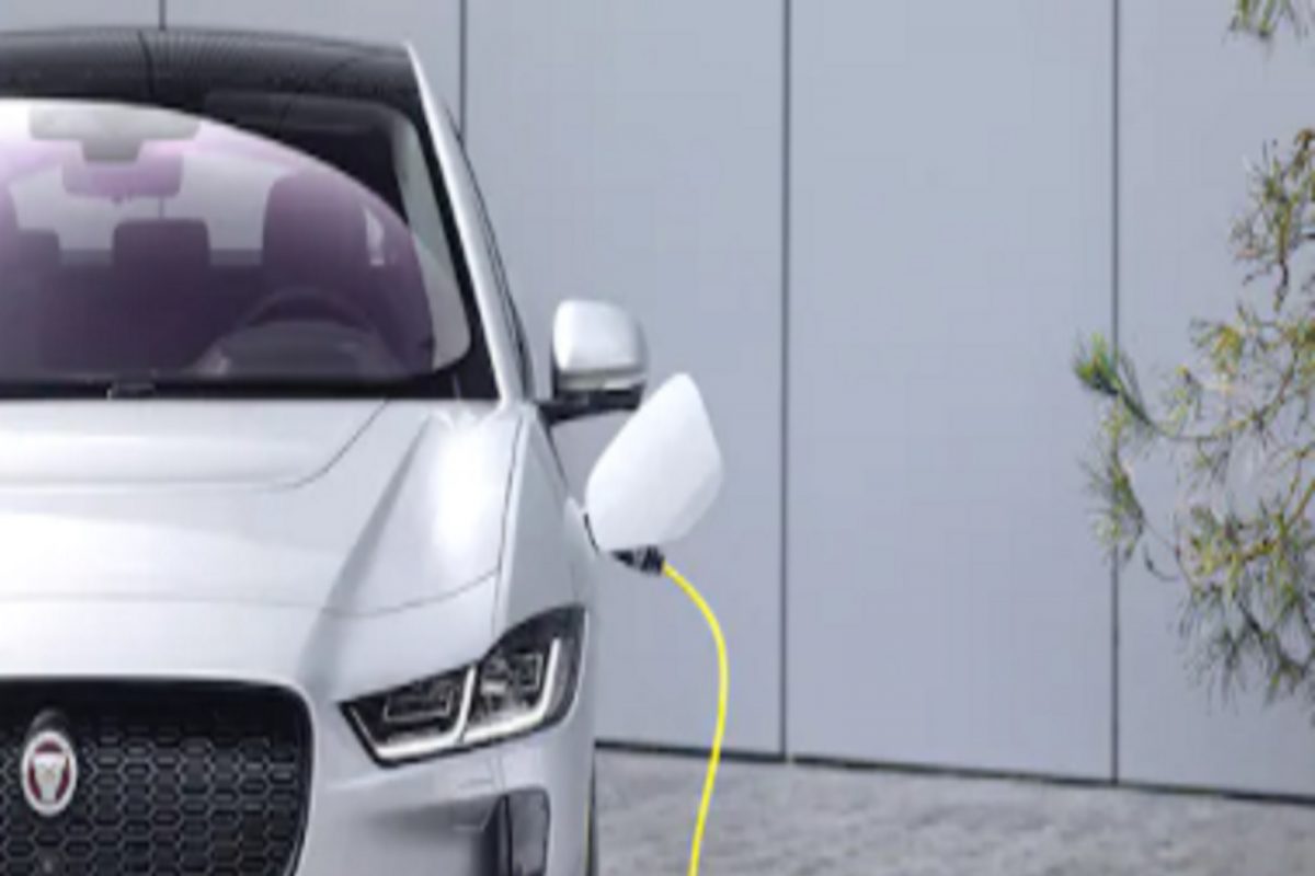 Electric Vehicle संबंधित शेअर तुमचा पोर्टफोलियो चमकवू शकतात, 'या' शेअर्सवर नजर ठेवा