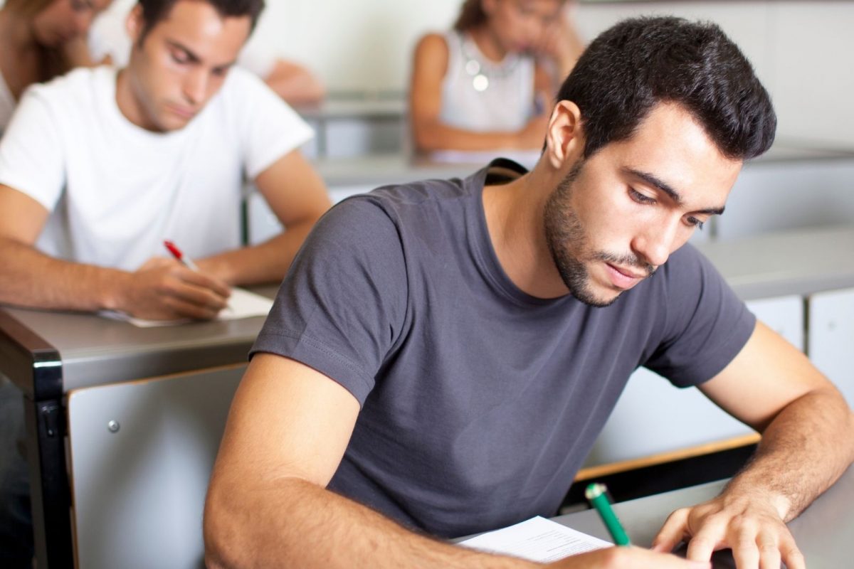 विद्यार्थ्यांनो, परदेशात शिक्षण घेण्यासाठी 'या' महत्त्वाच्या Entrance Exams देणं आवश्यक; जाणून घ्या संपूर्ण माहिती