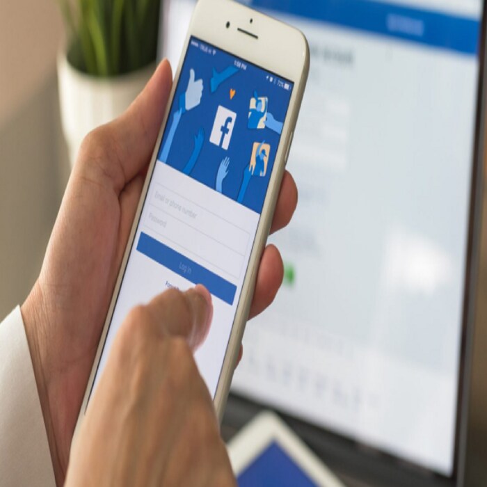 Facebook App च्या वरच्या उजव्या बाजूला असलेल्या Hamburger Icon वर क्लिक करा.
