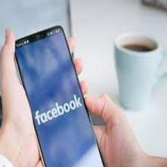 इथे लिस्ट ओपन झाल्यानंतर स्क्रॉल करुन सेटिंग आणि प्रायव्हसीवर क्लिक करा.