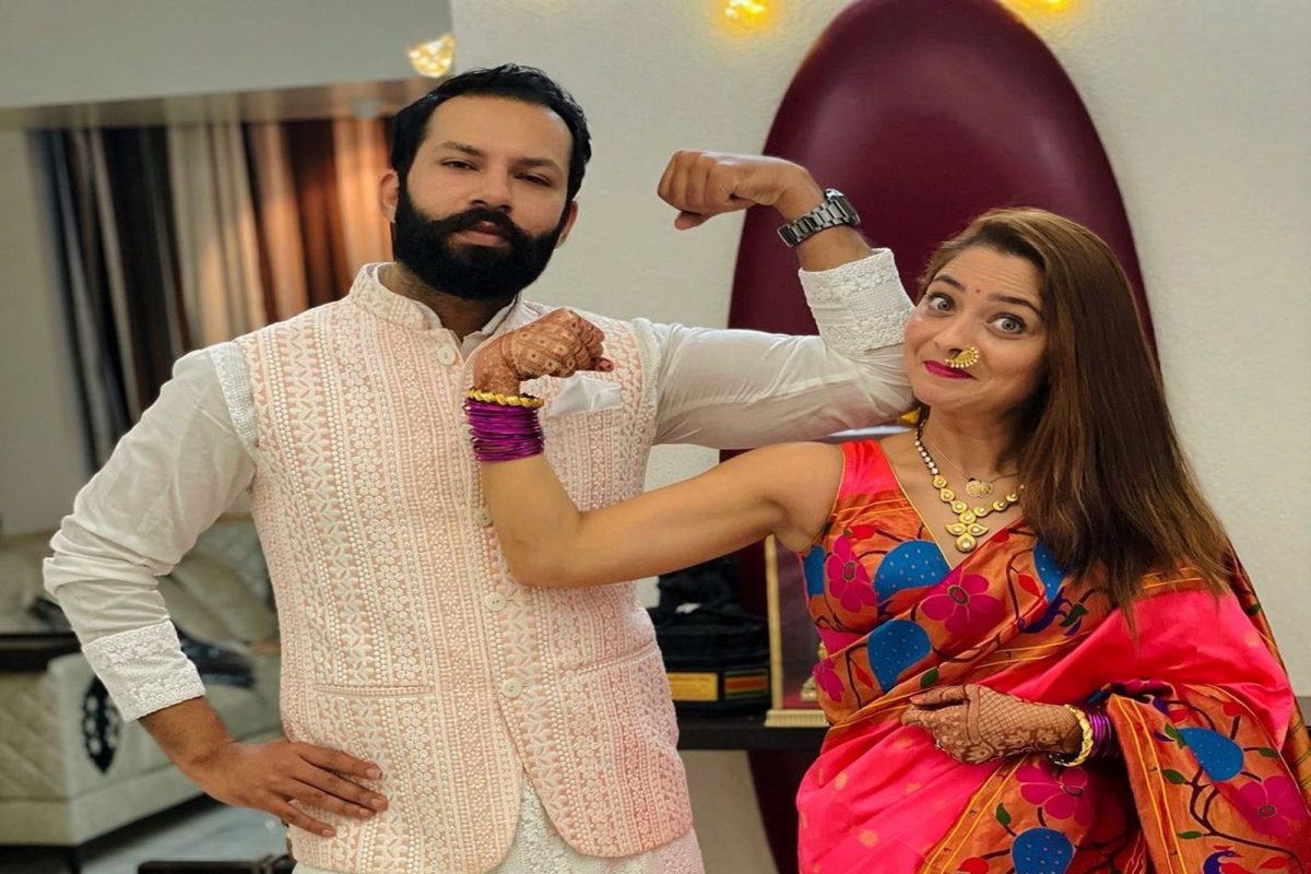 Bhaubeej 2021 : सोनाली कुलकुर्णी भावासोबत दिसली फुल मस्ती मूडमध्ये