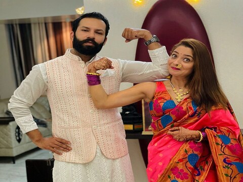 . महाराष्ट्राची अप्सरा अभिनेत्री सोनाली कुलकर्णीनेही (sonalee kulkarni ) यंदा भाऊबीज मोठ्या उत्साहात साजरी केली आहे. याचं कारण म्हणजे लग्नानंतरची सोनालीची ही पहिलीच भाऊबीज आहे. 