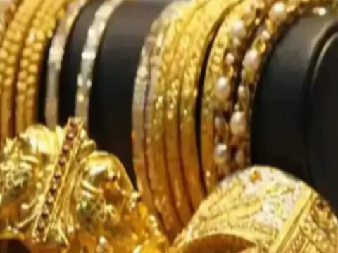 मल्टी कमॉडिटी एक्सचेंज MCX वर आज मंगळवारी सोनं डिसेंबर वायदे बाजारानुसार 47,675 वर ट्रेड करत आहे. तर चांदी काहीशा घसरणीसह ट्रेड करत आहे.