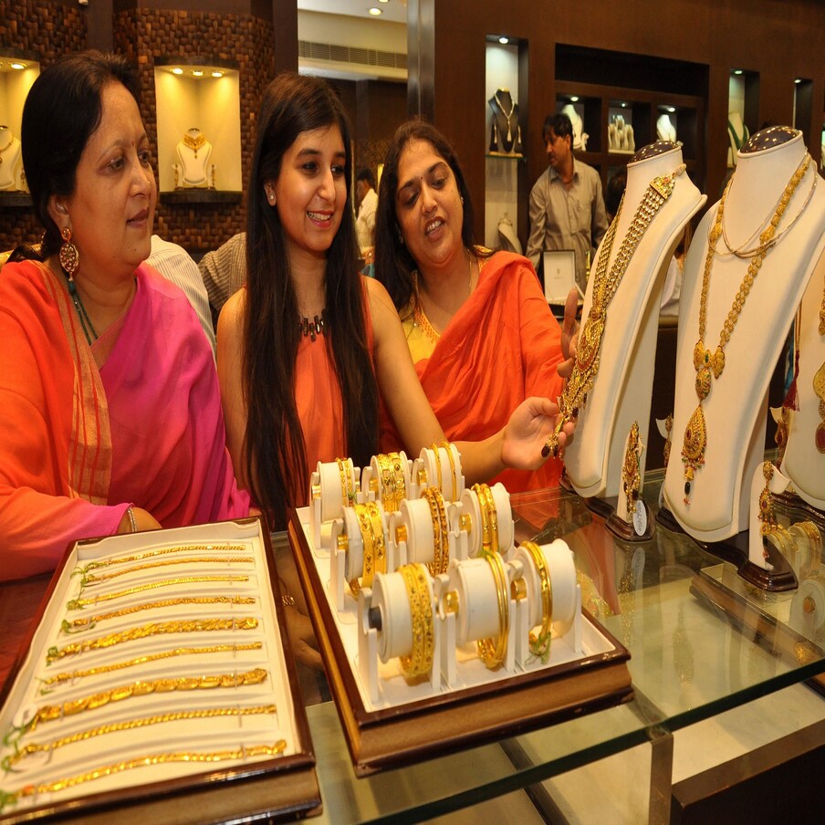 गेल्या अनेक दशकांपासून सोन्यातील गुंतवणुकीचा पर्याय (Gold Investment) हा सुरक्षित आणि सोपा मानला जातो. यामध्ये रिटर्न देखील चांगला मिळतो. संकटकाळात गुंतवणूक केलेल्या सोन्याची विशेष मदत झाल्याचं अनेकदा पाहायला मिळालं आहे. आकडेवारीच्या मते, सप्टेंबर 2019 ते सप्टेंबर 2021 पर्यंत गोल्ड लोनचा (Gold Loan) आकार सव्वा दोन पटींनी वाढला आहे.