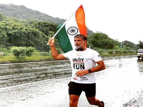 मराठमोळा बॉलिवूड अभिनेता, सुपर मॉडेल मिलिंद सोमण (Milind Soman) 4 नोव्हेंबरला 56 वर्षाचा झाला आहे. मात्र वय 56 वर्षाचा होऊनही मिलिंदचा फिटनेस तरूण पोरांना लाजवेल असा आहे. 