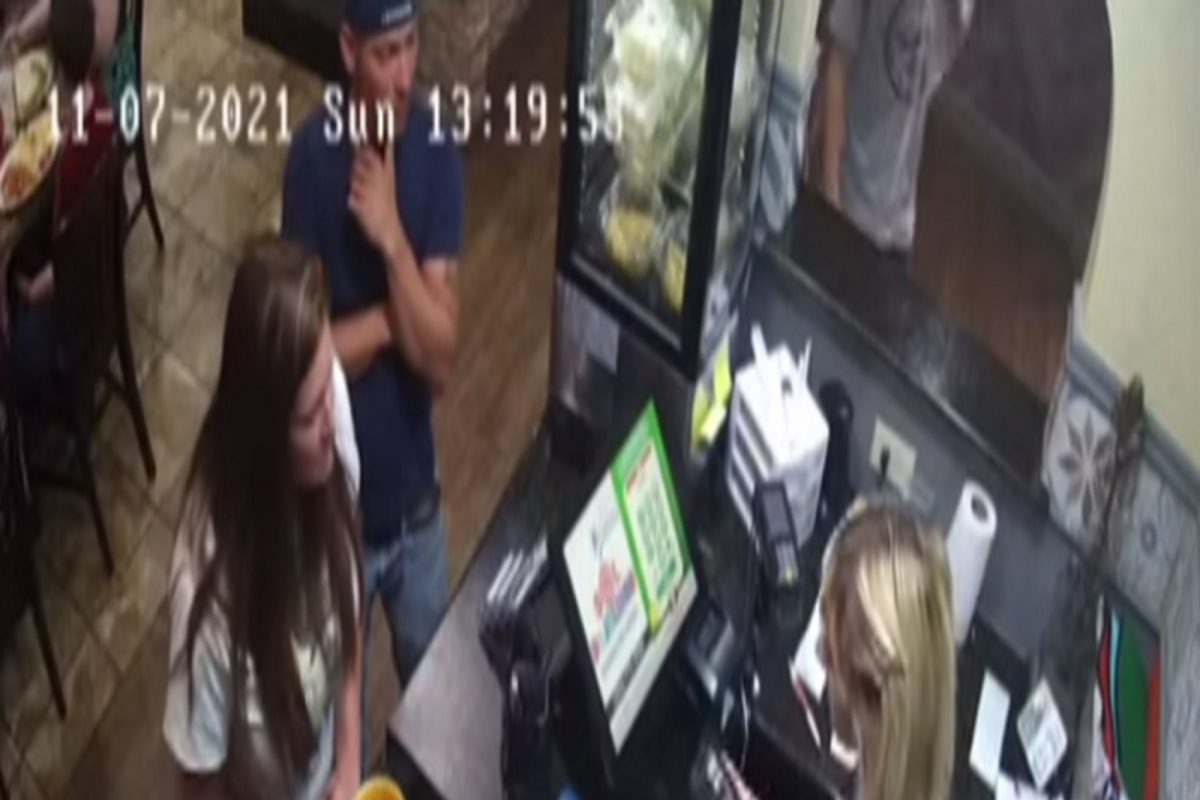 Soup मध्ये प्लास्टिक मिळाल्याने महिलाचा संताप, रेस्टॉरंट मॅनेजरच्या चेहऱ्यावर फेकलं गरम सूप