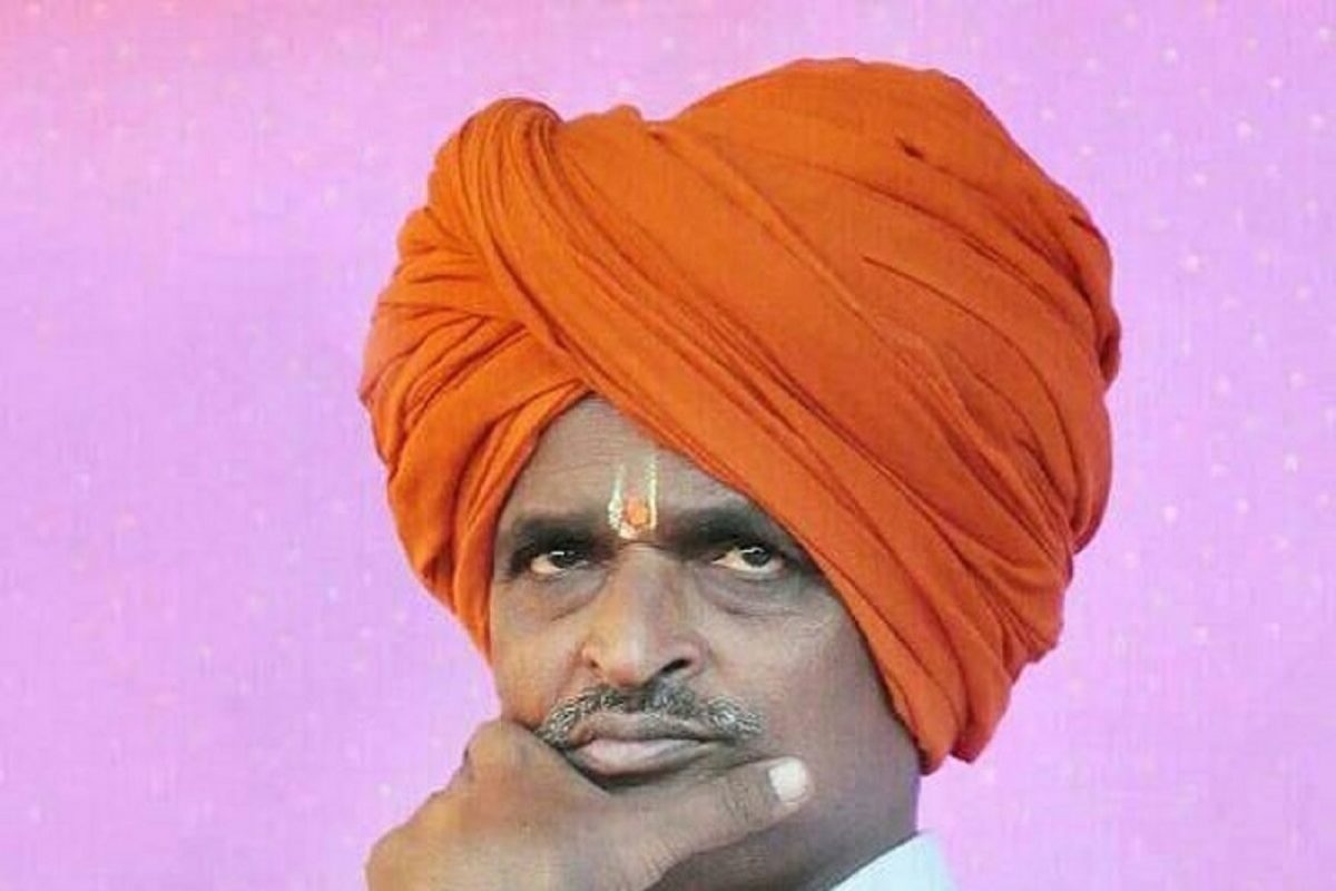 काही दिवसांपूर्वी इंदुरीकर महाराज यांनी नाशिकमध्ये कीर्तनाच्या दरम्यान आपण लस घेतली नाही आणि घेणारही नाही असे जाहीर करून टाकलं होतं.