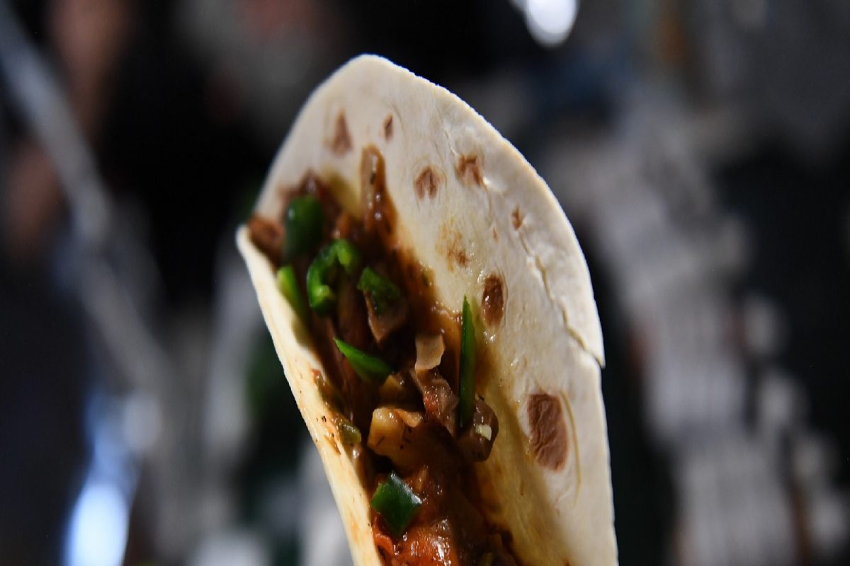 वैज्ञानिकांची अंतराळात टॅको पार्टी, घेतला लाल- हिरव्या मिरच्यांचा आस्वाद; Photo Viral