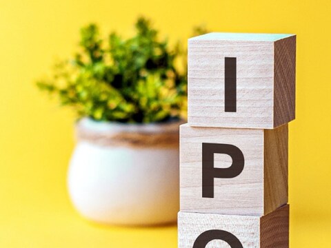 पेटीएमची (Paytm) ऑपरेटर कंपनी वन 97 कम्युनिकेशन्स (One97 Communications) च्या आयपीओची (IPO) खूप चर्चा झाली होती; मात्र लिस्टिंग झाल्यानंतर त्या शेअरची किंमत घसरली आहे. अनेक गुंतवणूकदारांचं यात नुकसान झालं आहे. तुम्हालाही भविष्यात येणाऱ्या आयपीओमध्ये गुंतवणूक करायची असेल तर काही गोष्टींची खबरदारी तुम्ही घेणं आवश्यक आहे.